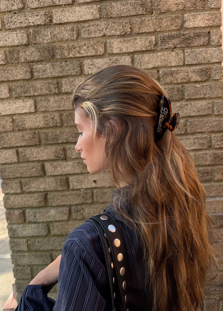 Pinza pelo strass brownie de color carey medio sujeta el cabello en un recogido lateral