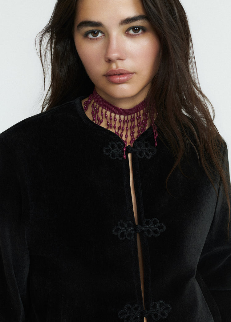Choker de cuentas granate con colgantes finos lucido sobre modelo