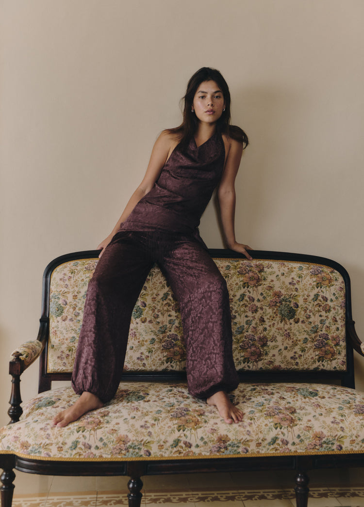 Top halter de tejido jacquard en marrón luciendo su caída fluida y textura en detalle