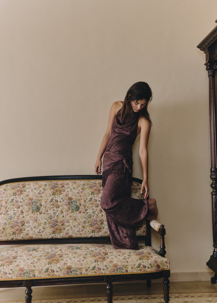 Top halter tejido jacquard de color marrón lucido en su caída fluida sobre una butaca floral