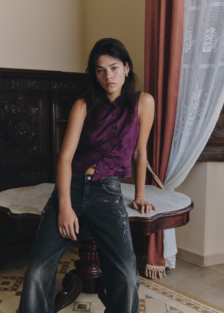 Jeans vaqueros de tiro bajo en negro con detalles de tachas florales