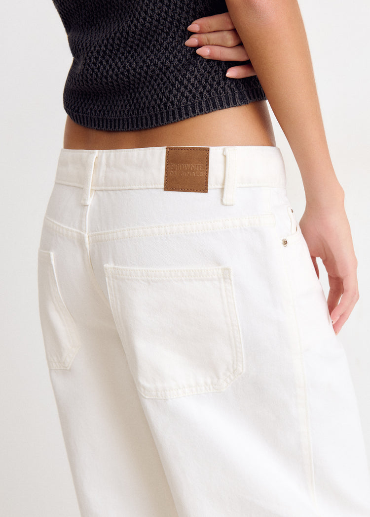 Pantalón culotte blanco visto por detrás destacando el bolsillo trasero y la etiqueta de cuero