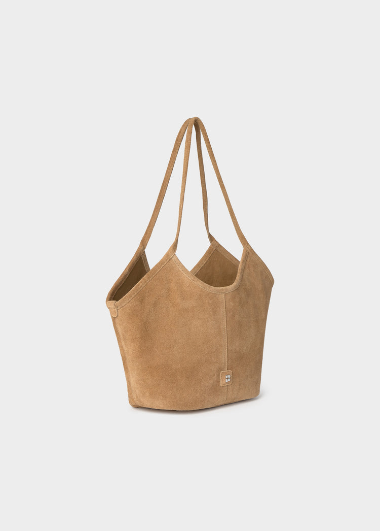 Bolso shopper de material tipo ante en tono camel con asas largas y vista frontal
