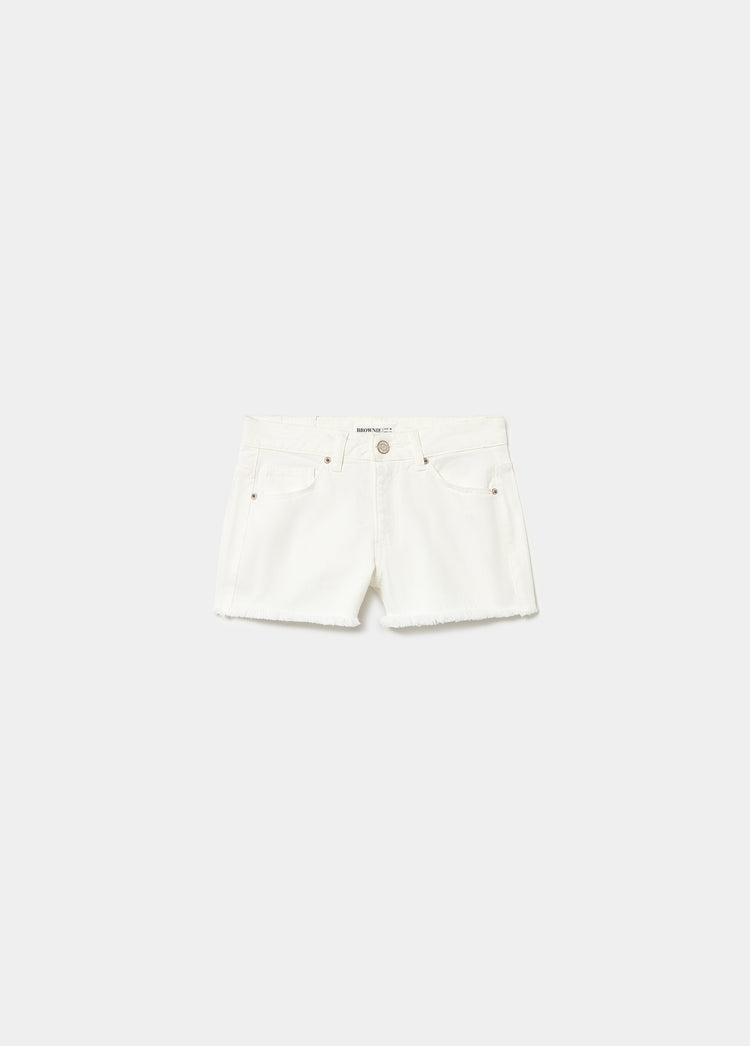 Short de vaqueros blanco con bajo deshilachado y bolsillos frontales vistos de frente