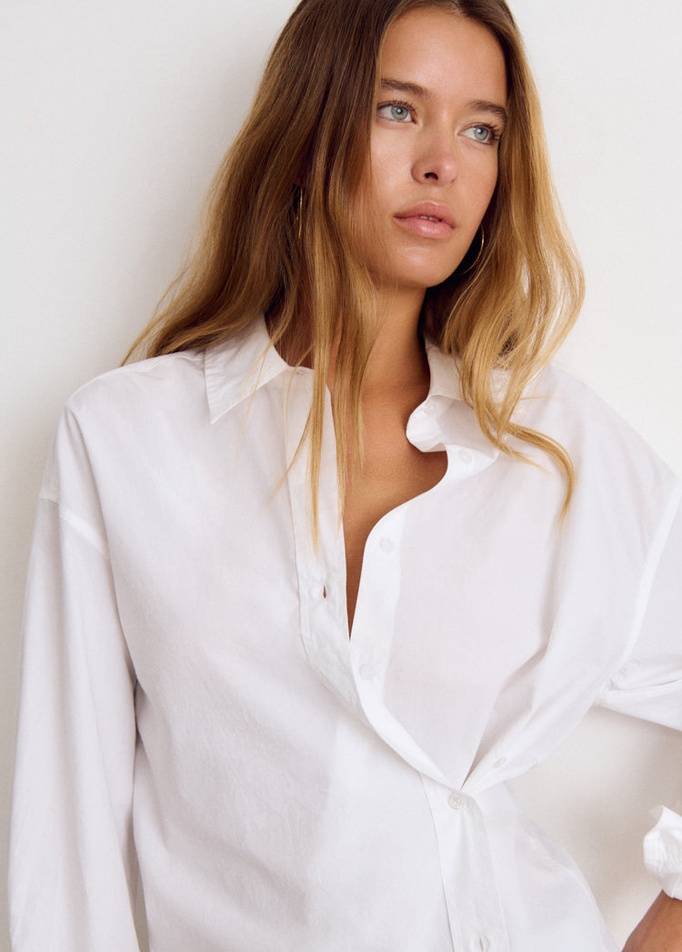 Camisa blanca de cuello abierto y manga larga vista de cerca