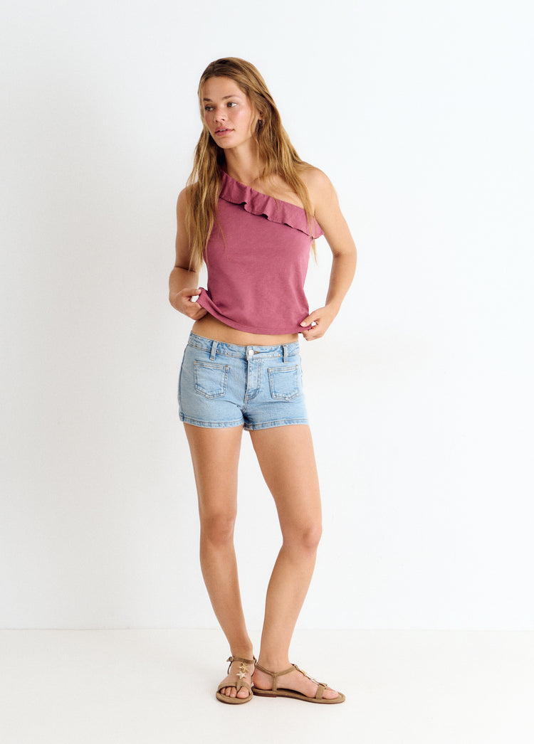 Camiseta asimétrica de manga corta en color berenjena con volante en el escote, vista de cuerpo entero
