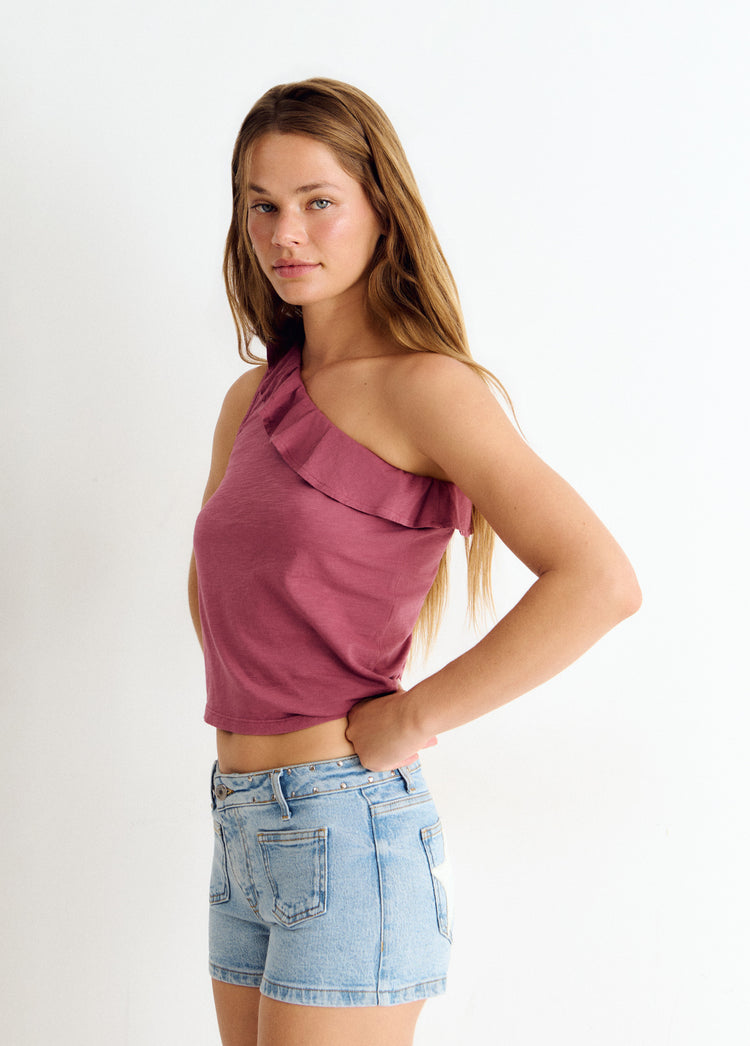 Camiseta asimétrica de color berenjena con volante, vista de perfil