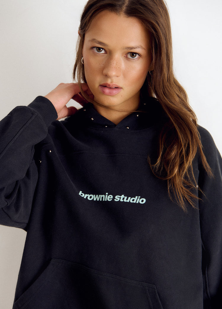 Sudadera de capucha en gris oscuro con tachas metálicas y logotipo frontal en tono claro