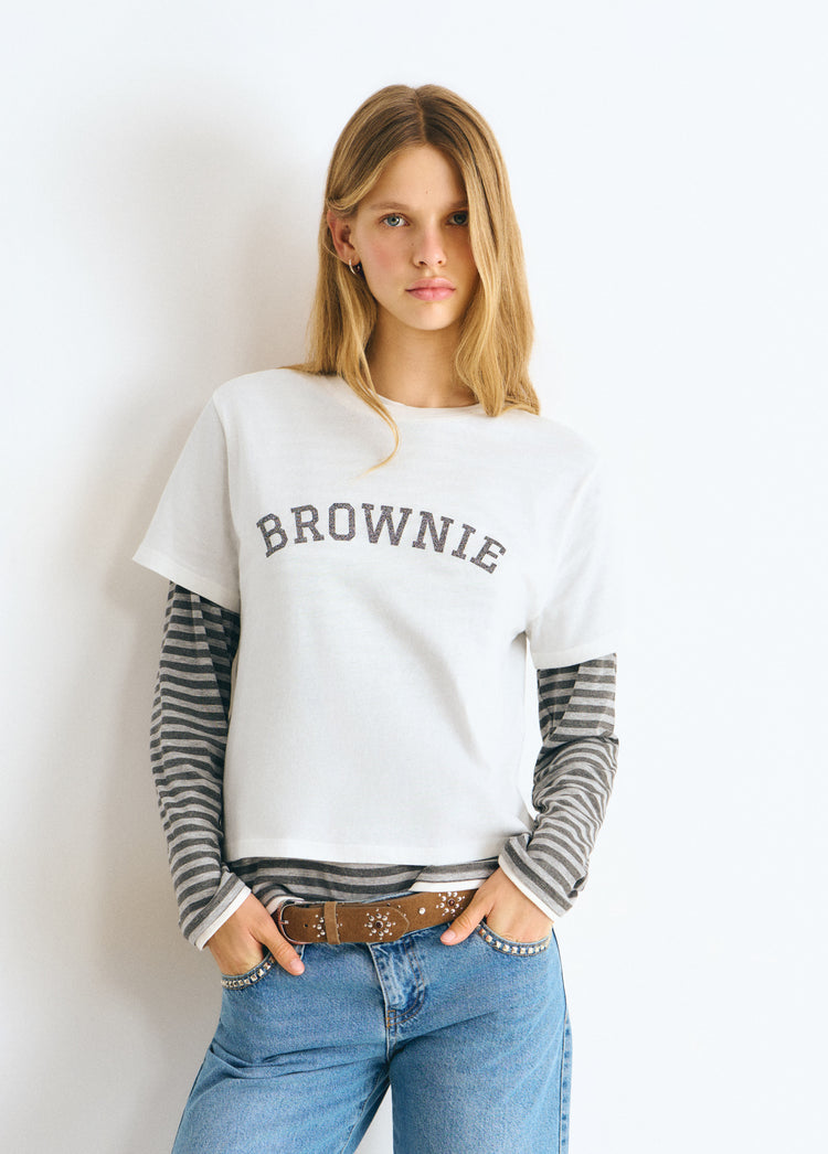 Camiseta blanca de corte holgado con el texto brownie bordado en el pecho