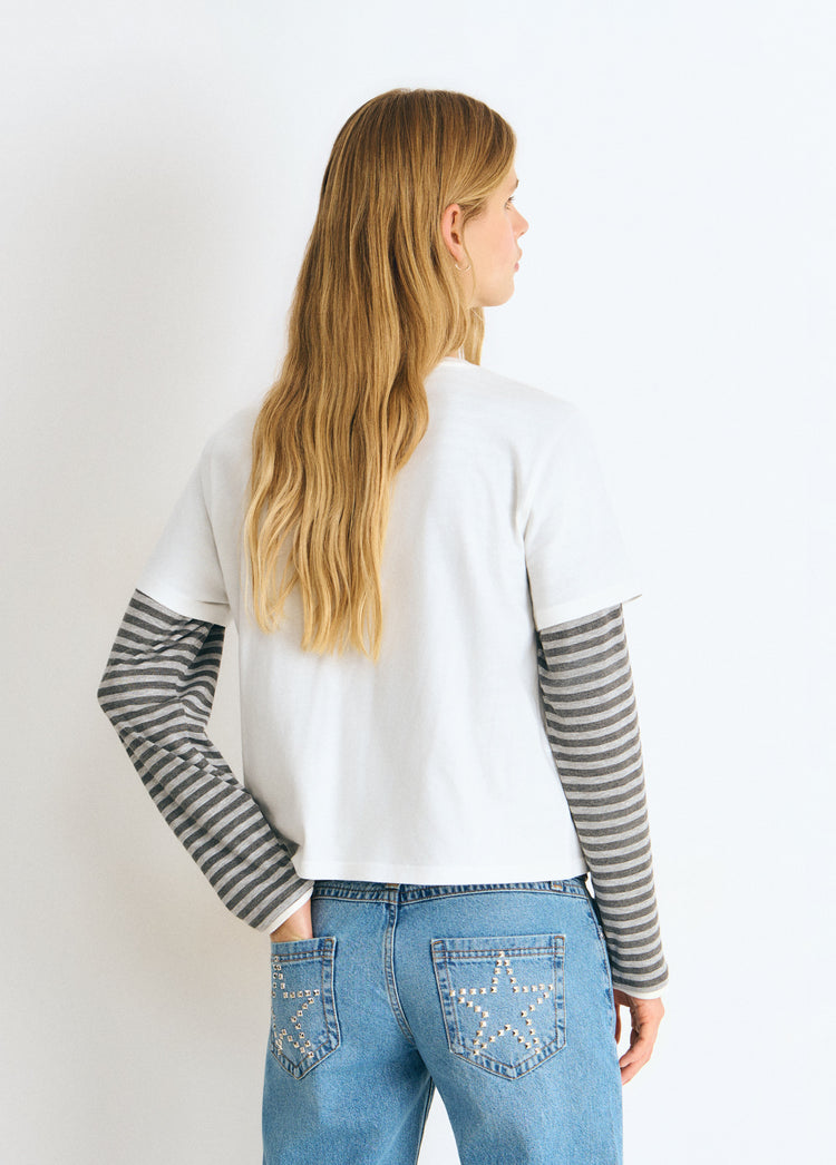 Camiseta blanca de manga corta vista por detrás sobre una base de rayas grises