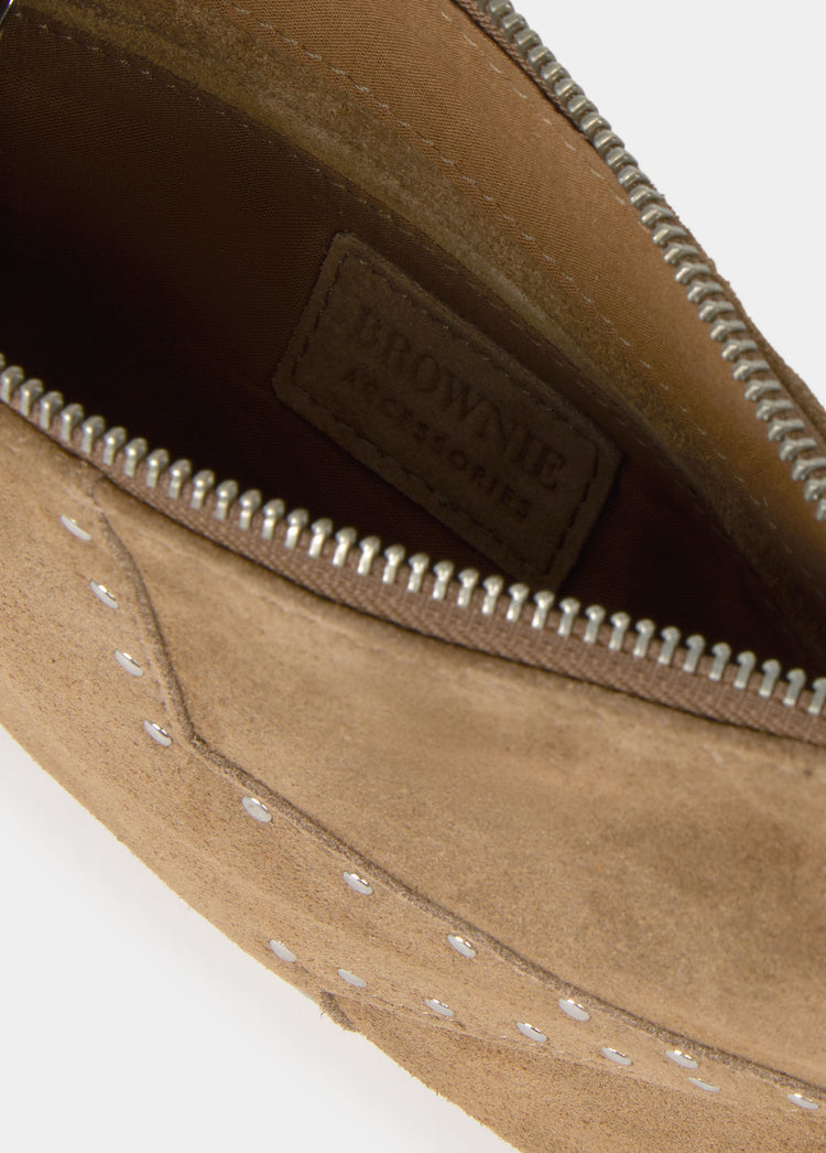 Detalle del interior del bolso estrella con tachitas en taupe oscuro mostrando la cremallera y la etiqueta de la marca
