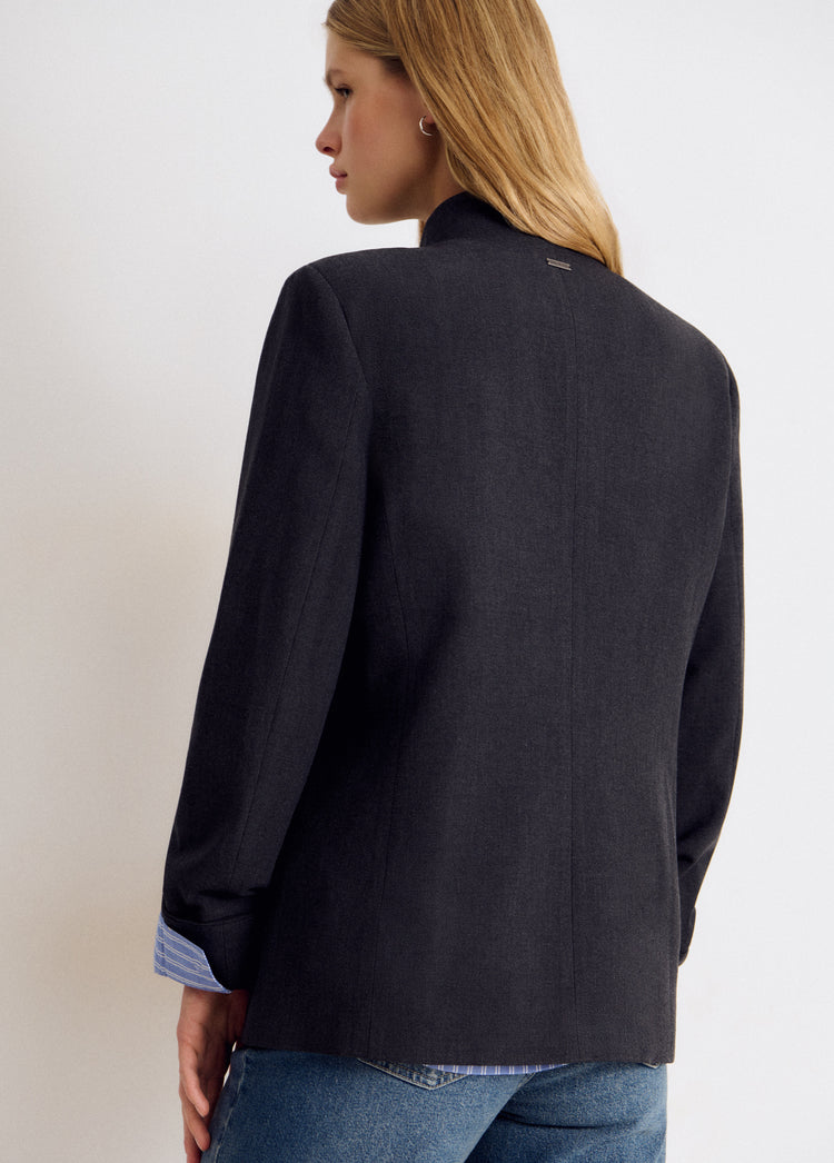 Chaqueta cruzada de color gris medio vista por detrás