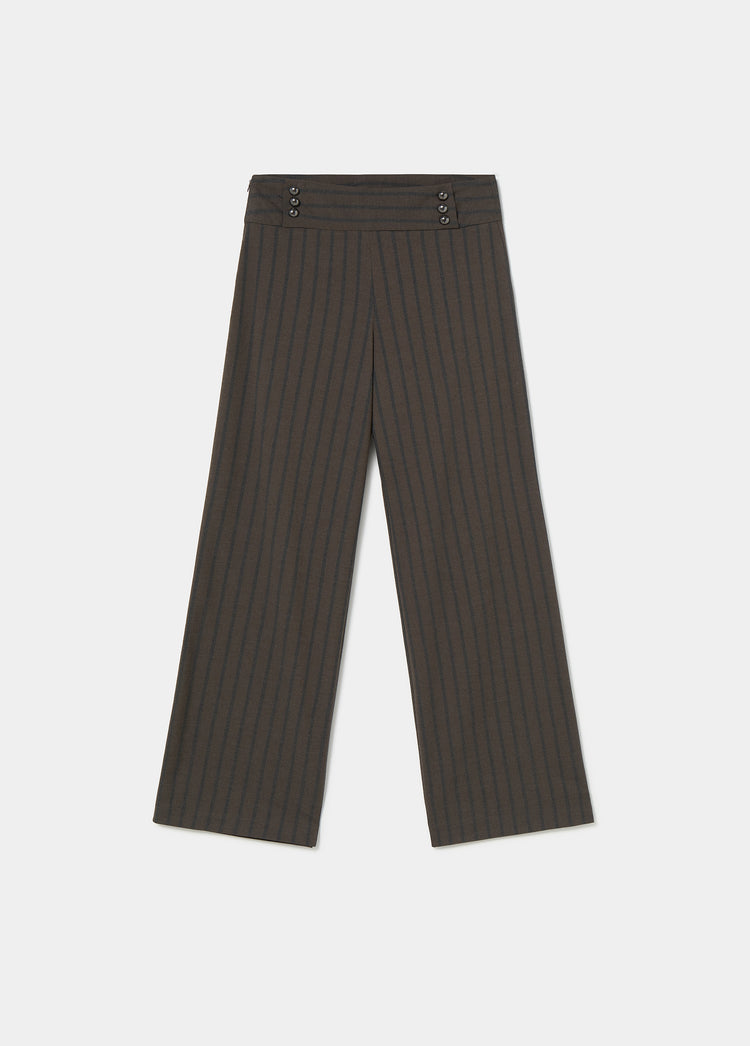 Pantalón de vestir marrón con rayas verticales y cinturilla ancha con botones