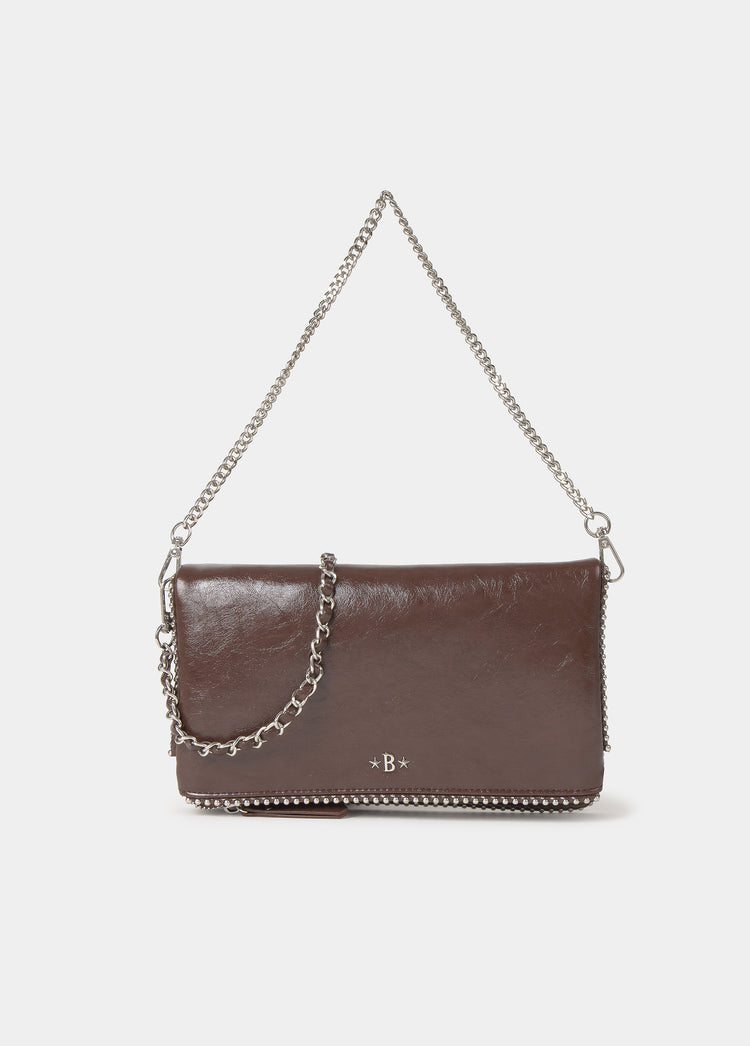 Bolso pequeño de solapa en color chocolate con cadena metálica y logotipo frontal