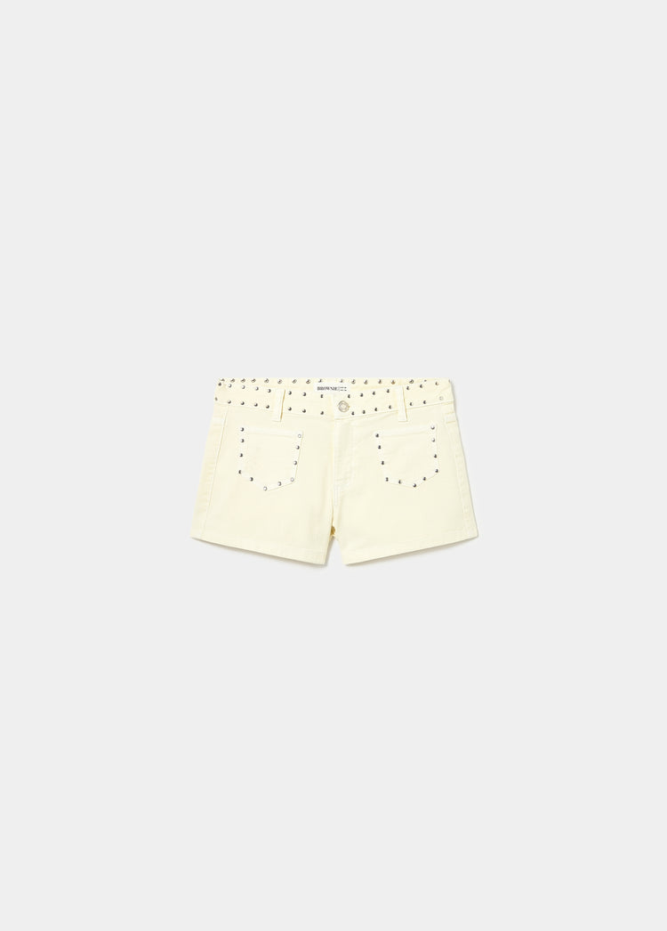 Short amarillo de talle alto con tachas decorativas en la cintura y los bolsillos traseros