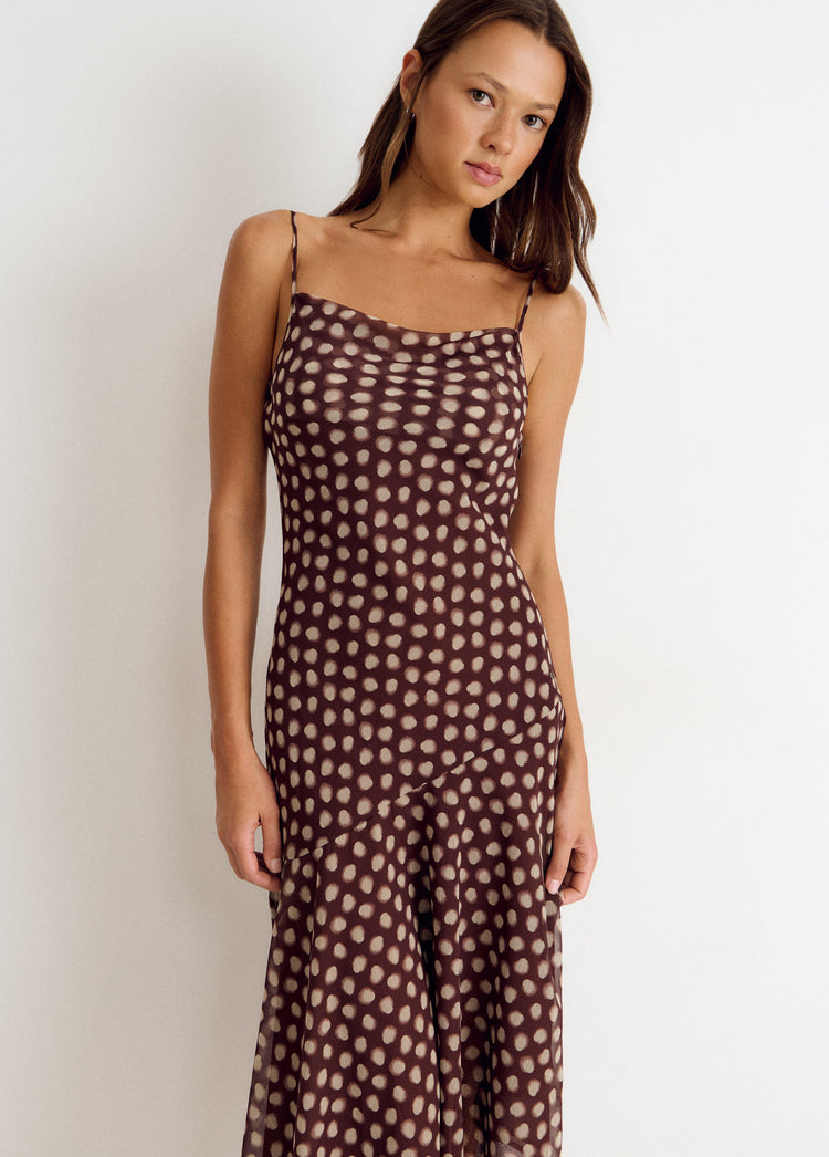 Vestido largo de tirantes finos con estampado de topos en marrón claro sobre modelo
