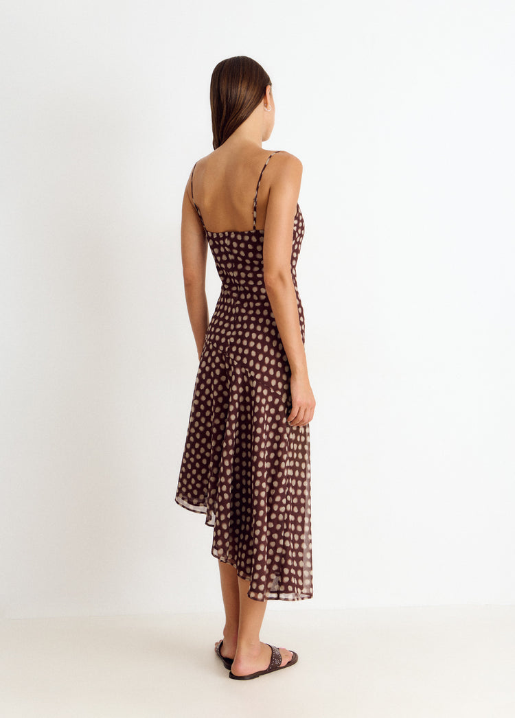 Vestido largo de tirantes finos con estampado de topos visto por detrás en marrón claro