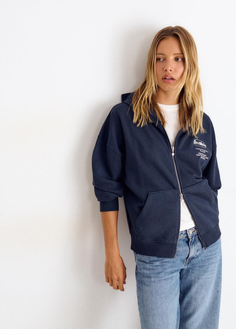 Sudadera de felpa marino con cremallera frontal y logotipo bordado en el pecho