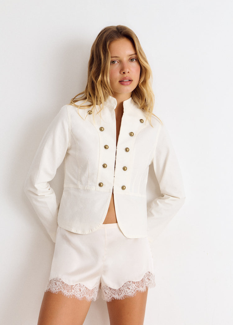 Chaqueta blanca de algodón con doble botonadura dorada y corte entallado