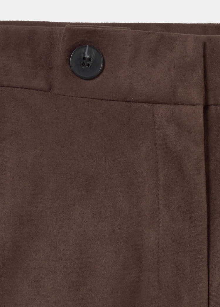 Short efecto ante de color chocolate mostrando el detalle de la pinza y el botón en la cintura