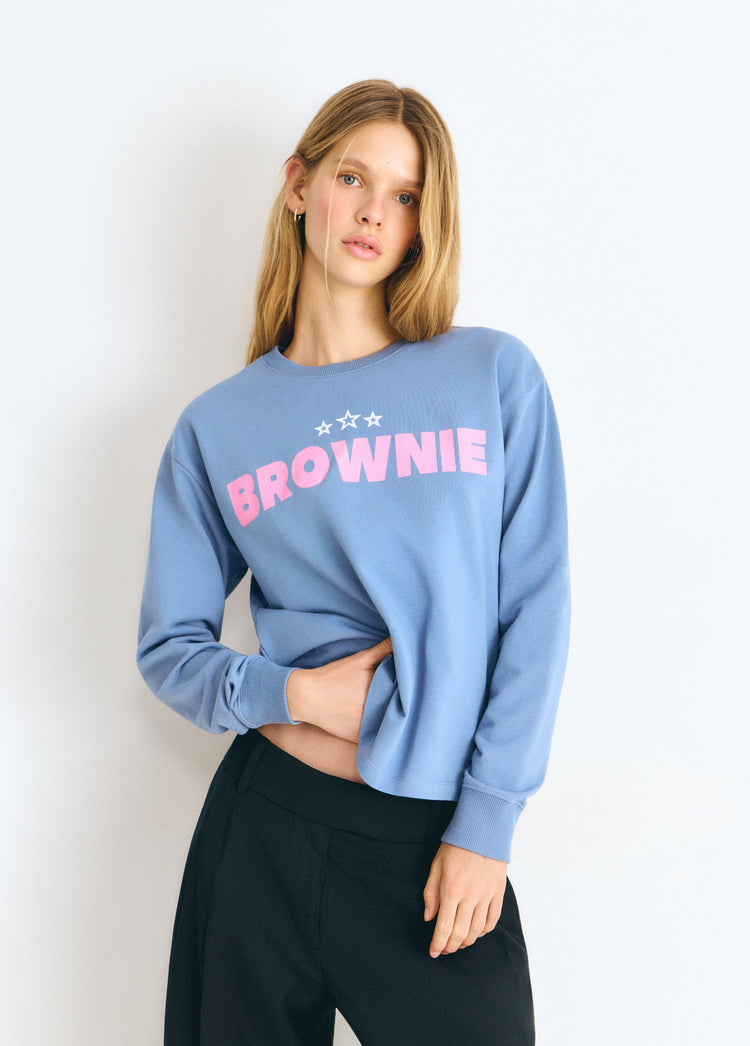 Sudadera azul con estampado rosa de la palabra Brownie y tres estrellas en el pecho