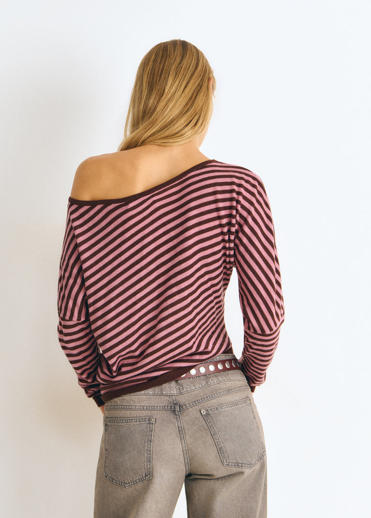 Jersey de manga larga con rayas diagonales en rosa y negro, visto por detrás con el hombro izquierdo descubierto