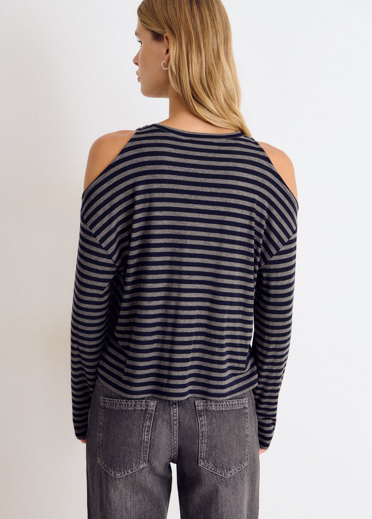 Camiseta de rayas en gris con escote cut-out en los hombros vista por la espalda