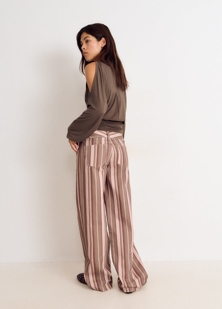 Pantalón de rayas verticales en tono rosa visto de perfil