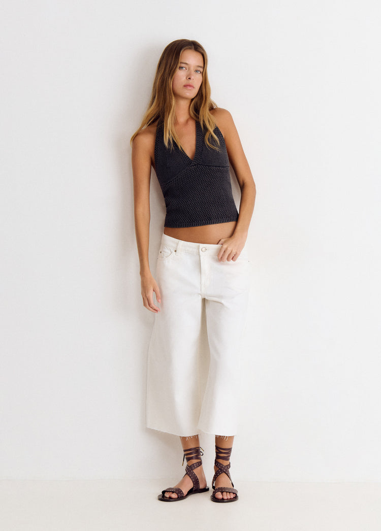 Pantalón culotte cropped de color blanco con corte amplio y largo por encima del tobillo