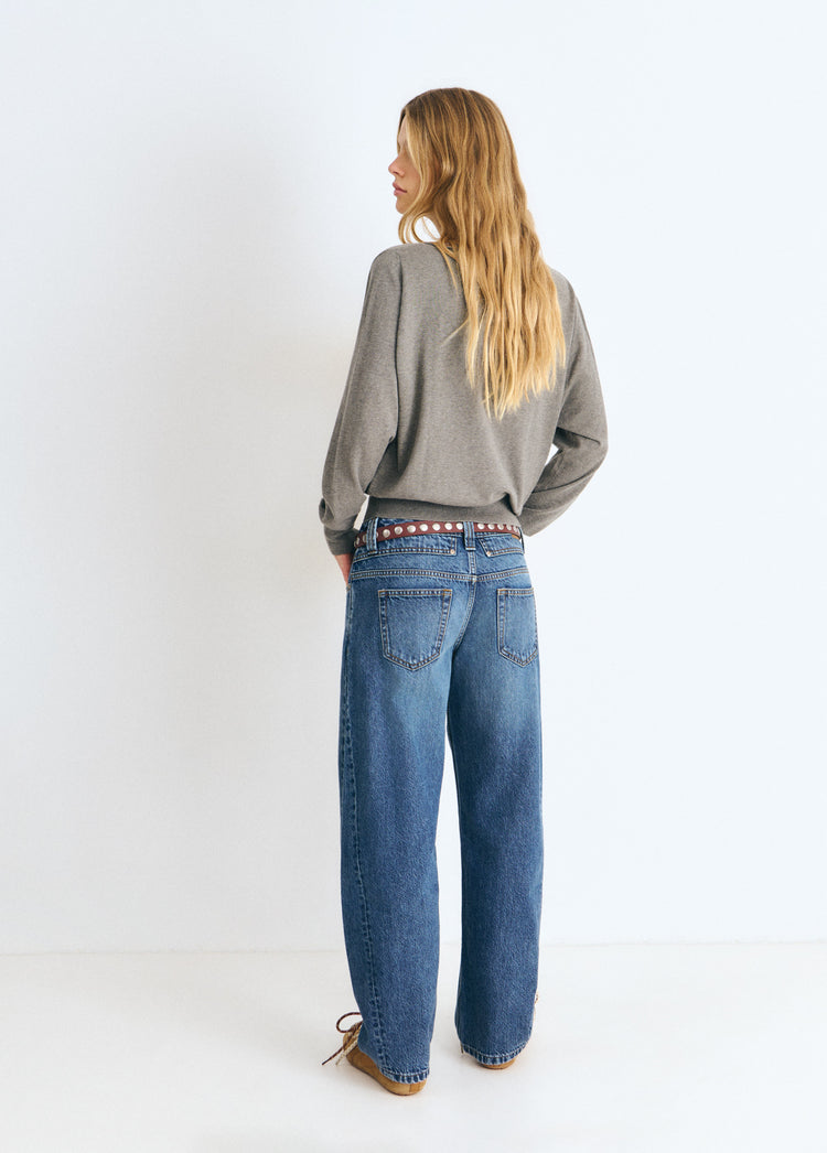 Pantalón vaquero de corte barrel en azul medio visto por detrás