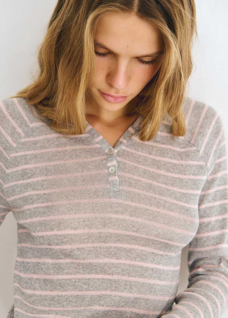 Camiseta de rayas horizontales en gris vigore con cuello de botones