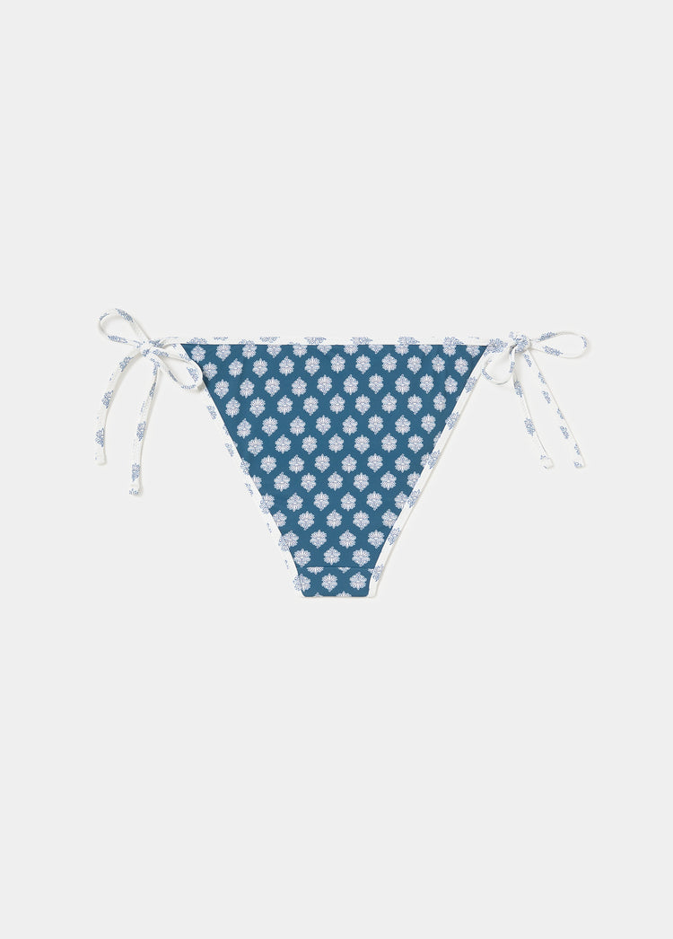 Braguita de baño anudada en azul con estampado floral y tirantes ajustables