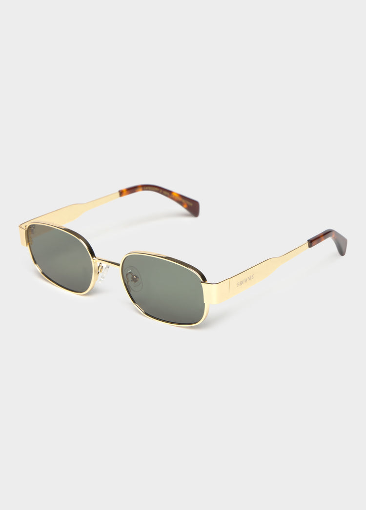 Gafas de sol de montura metálica dorada con lentes grises vistas en ángulo lateral
