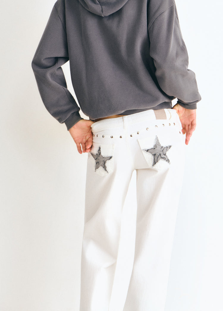 Pantalón blanco de tiro bajo con estrellas glitter y tachas en la parte trasera