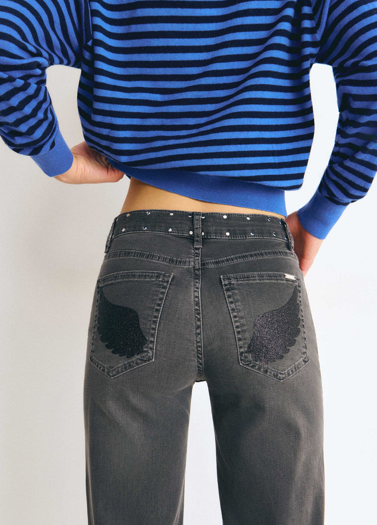 Tejano culotte de color gris oscuro con apliques de alas glitter en los bolsillos traseros