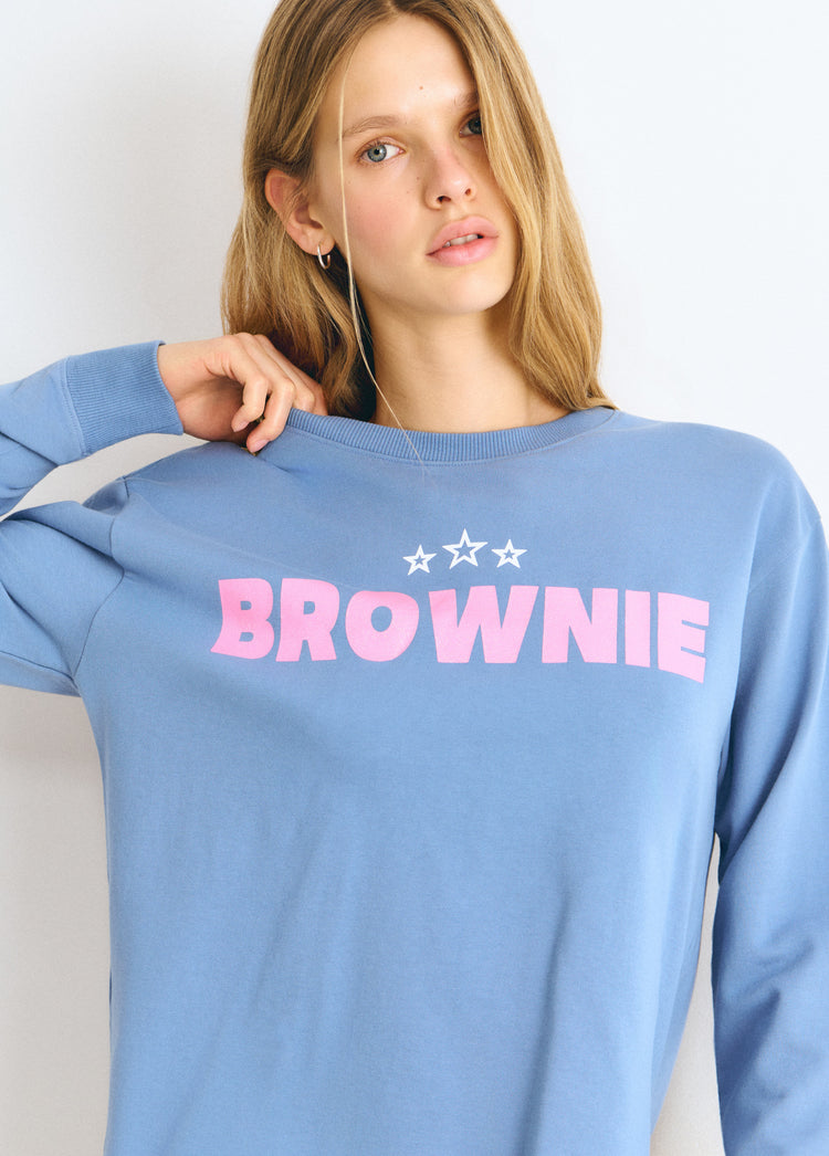 Sudadera azul con el estampado de la marca en rosa y tres estrellas blancas