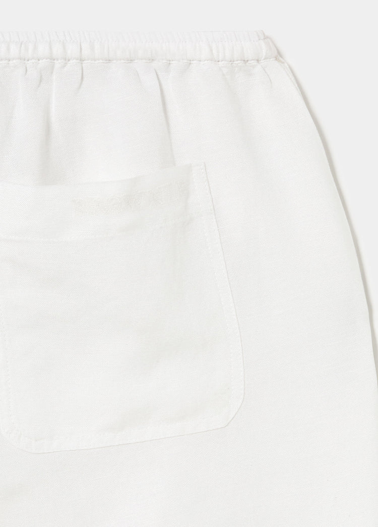 Pantalón fluido de color blanco con detalle de bolsillo trasero