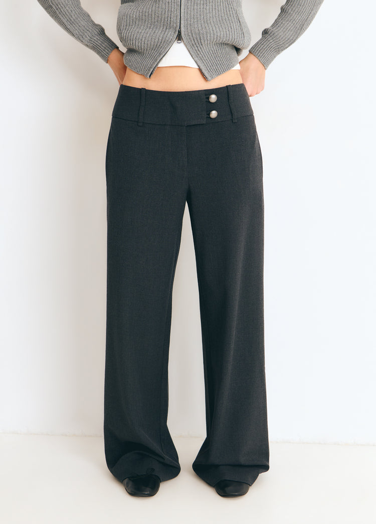 Pantalón de corte ancho y bajo en gris oscuro con botones frontales