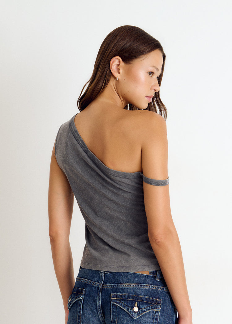 Camiseta asimétrica de color gris oscuro vista por detrás mostrando el escote profundo y la manga corta