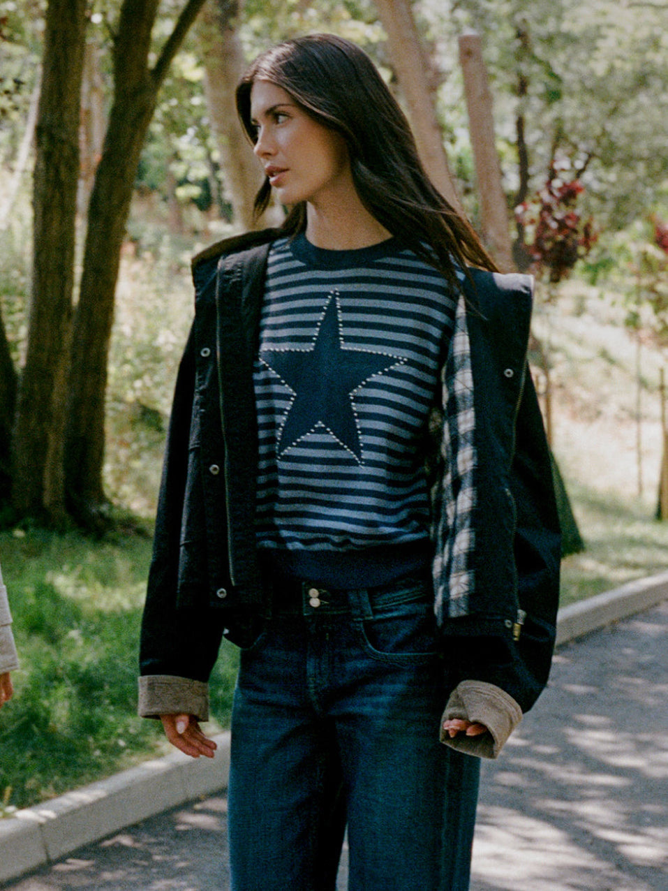 Combinar una camiseta de rayas: ideas para looks versátiles y modernos