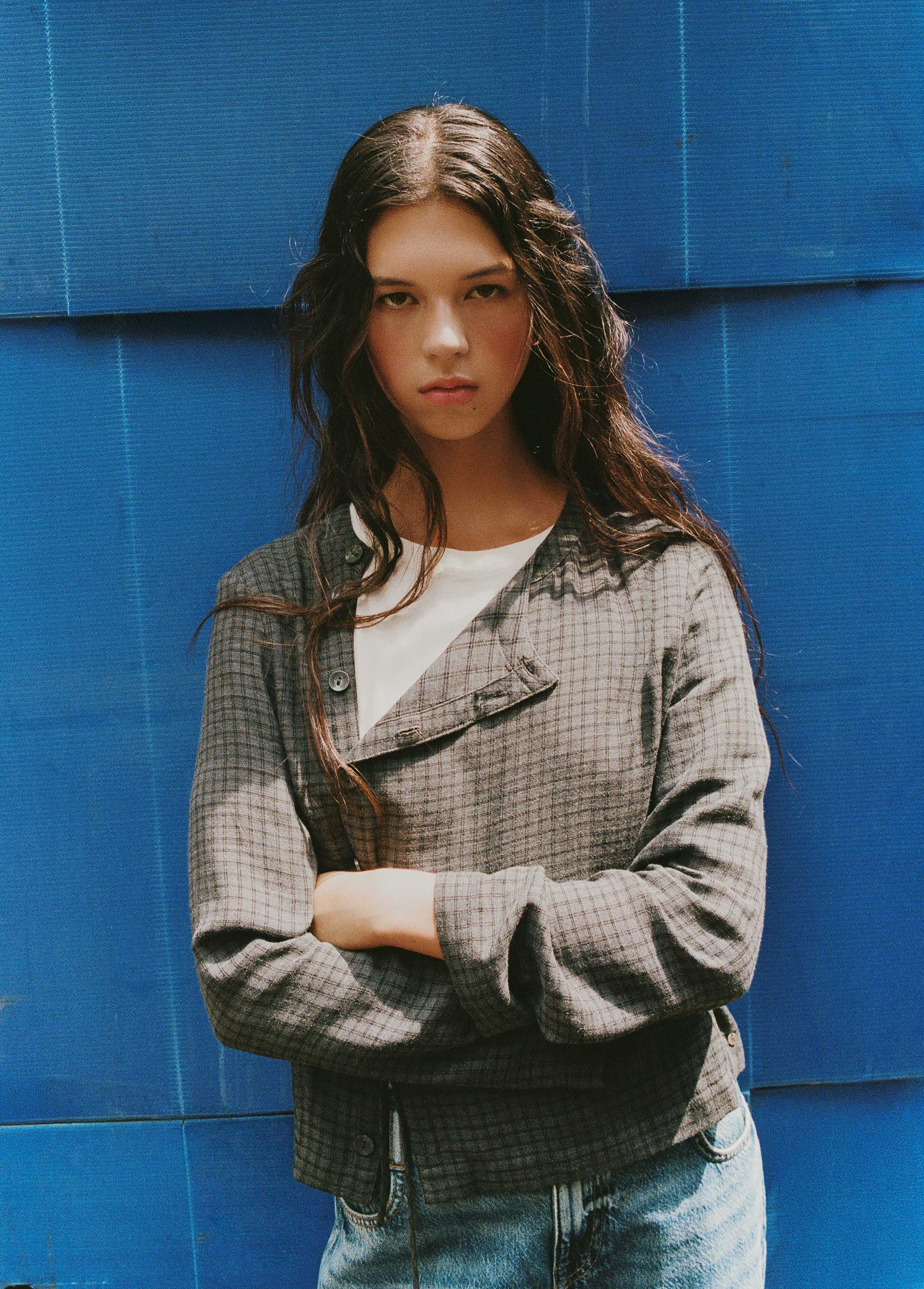 Blusa de cuadros en gris con detalle de botones y corte corto