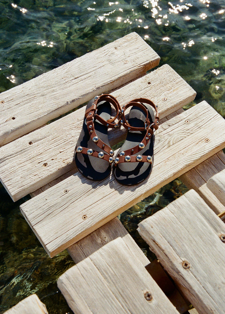 Flat sandals with beads