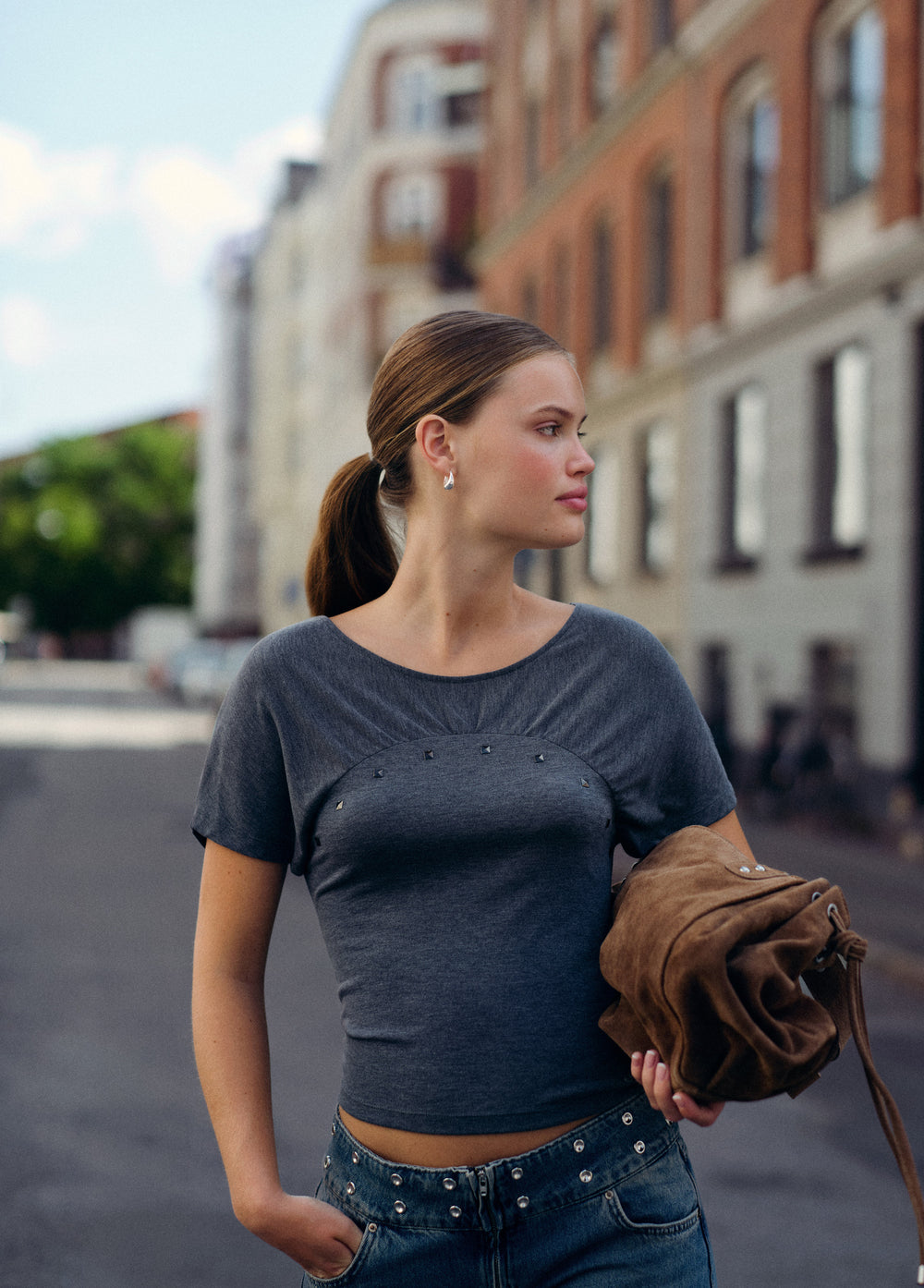 Front-cut t-shirt with studs