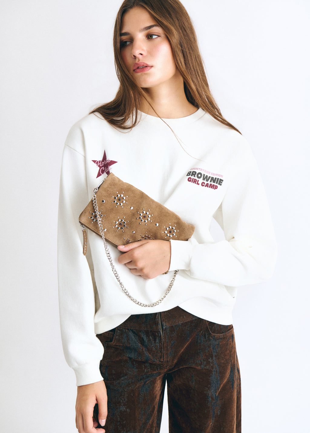 Tasche mit Klappe, Nieten und Blumenmuster