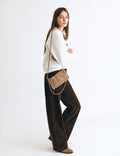 Tasche mit Klappe, Nieten und Blumenmuster