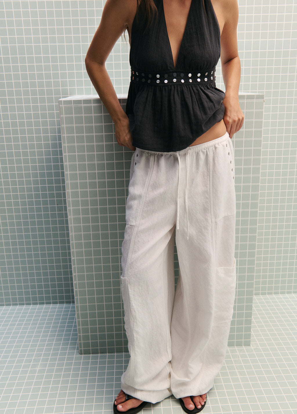 Pantalón bombacho lino detalle tachas
