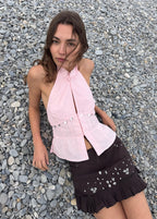 Top halter de color rosa claro con detalles de espejos y caída asimétrica