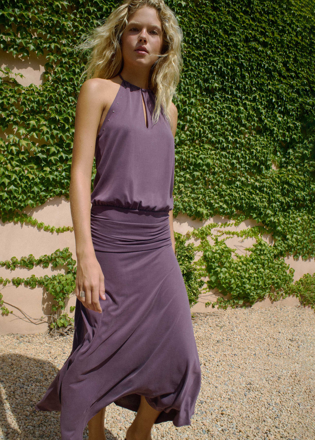 Vestido escotado tachas