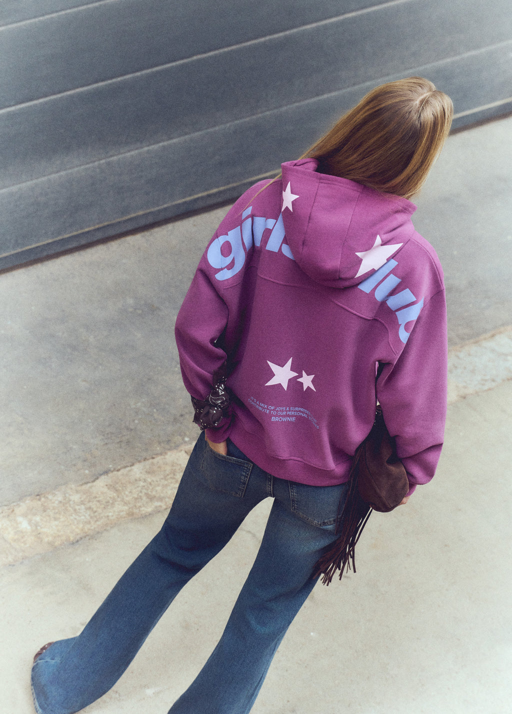 Sudadera de color granate con capucha y estampado de estrellas en la espalda sobre modelo