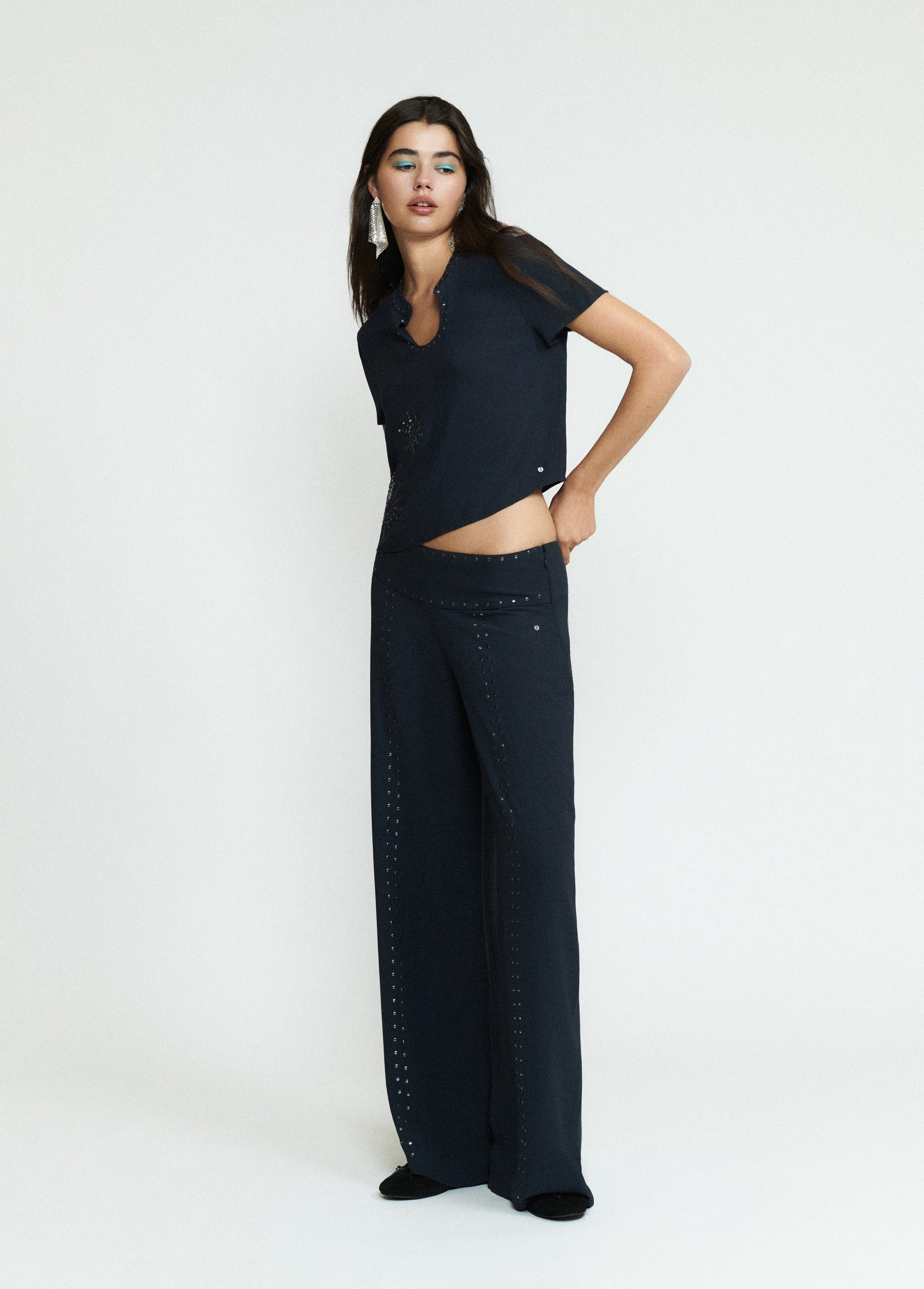 Pantalón largo tachas